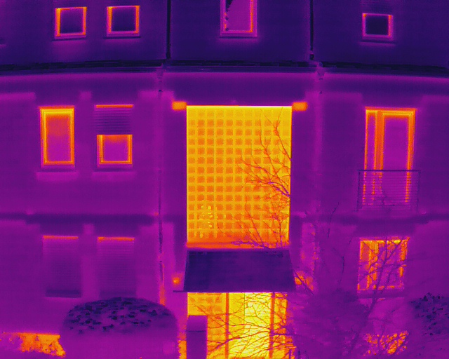 Bauschadengutachten 5 Thermografieaufnahme einer Gebäudefassade per Drohne – sichtbare Wärmeverluste