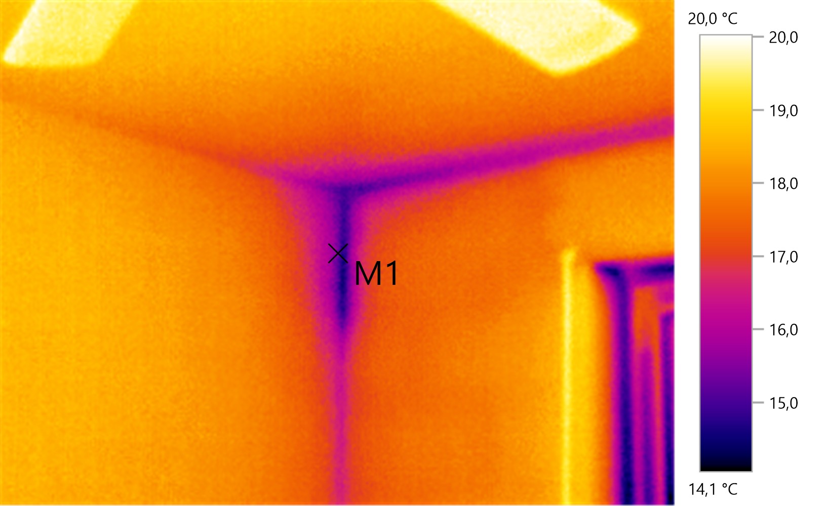 Bauschadengutachten 4 Innenthermografie einer Raumecke mit dem Handgerät – sichtbare Wärmebrücke
